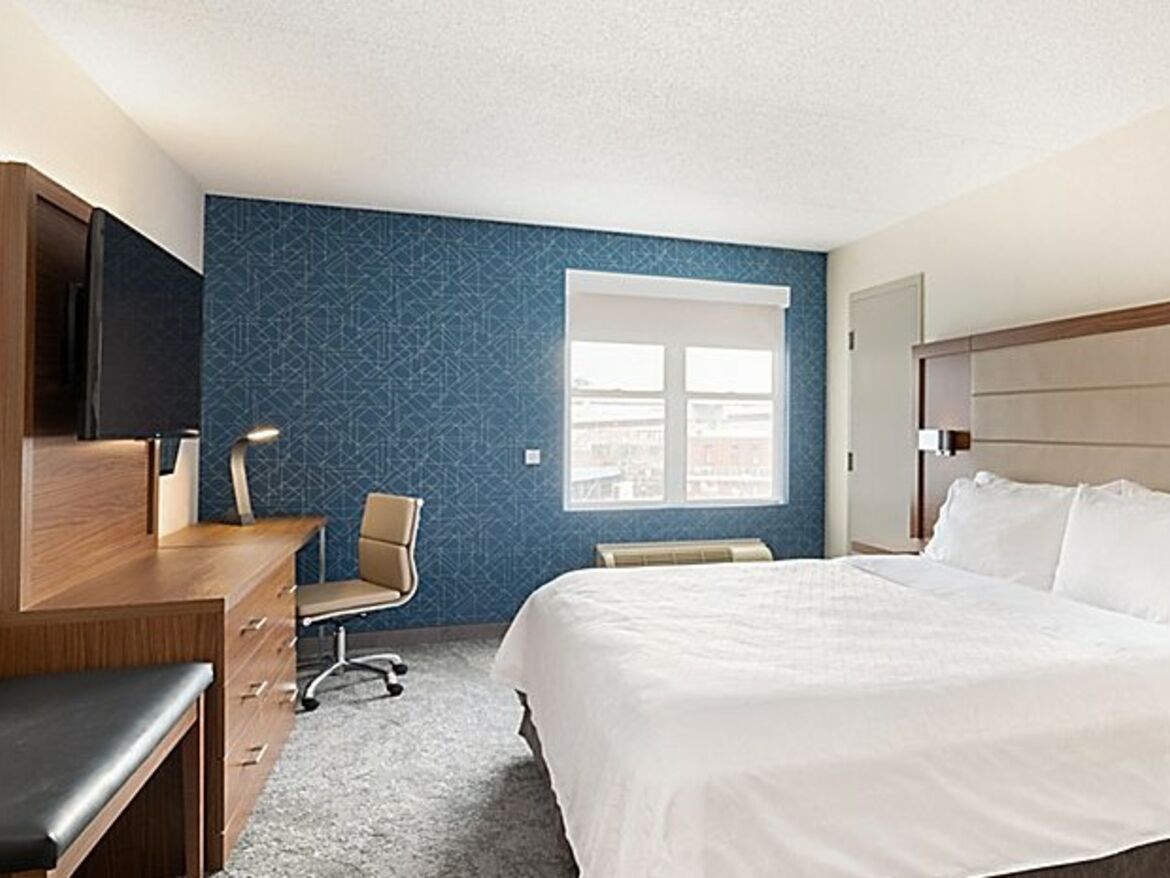 holiday-inn-express-and-suites-cambridge-zimmer-king