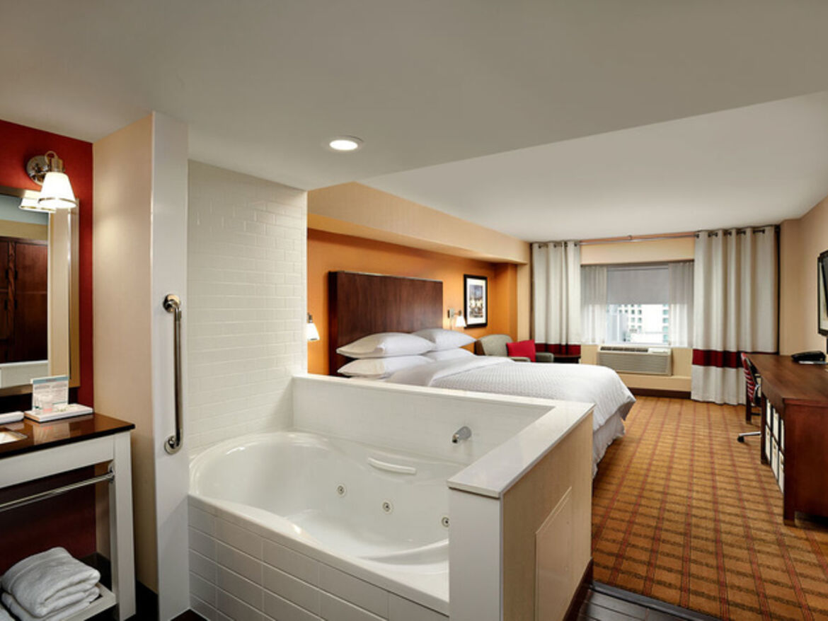 Zimmer mit King-Size-Bett und Whirlpool