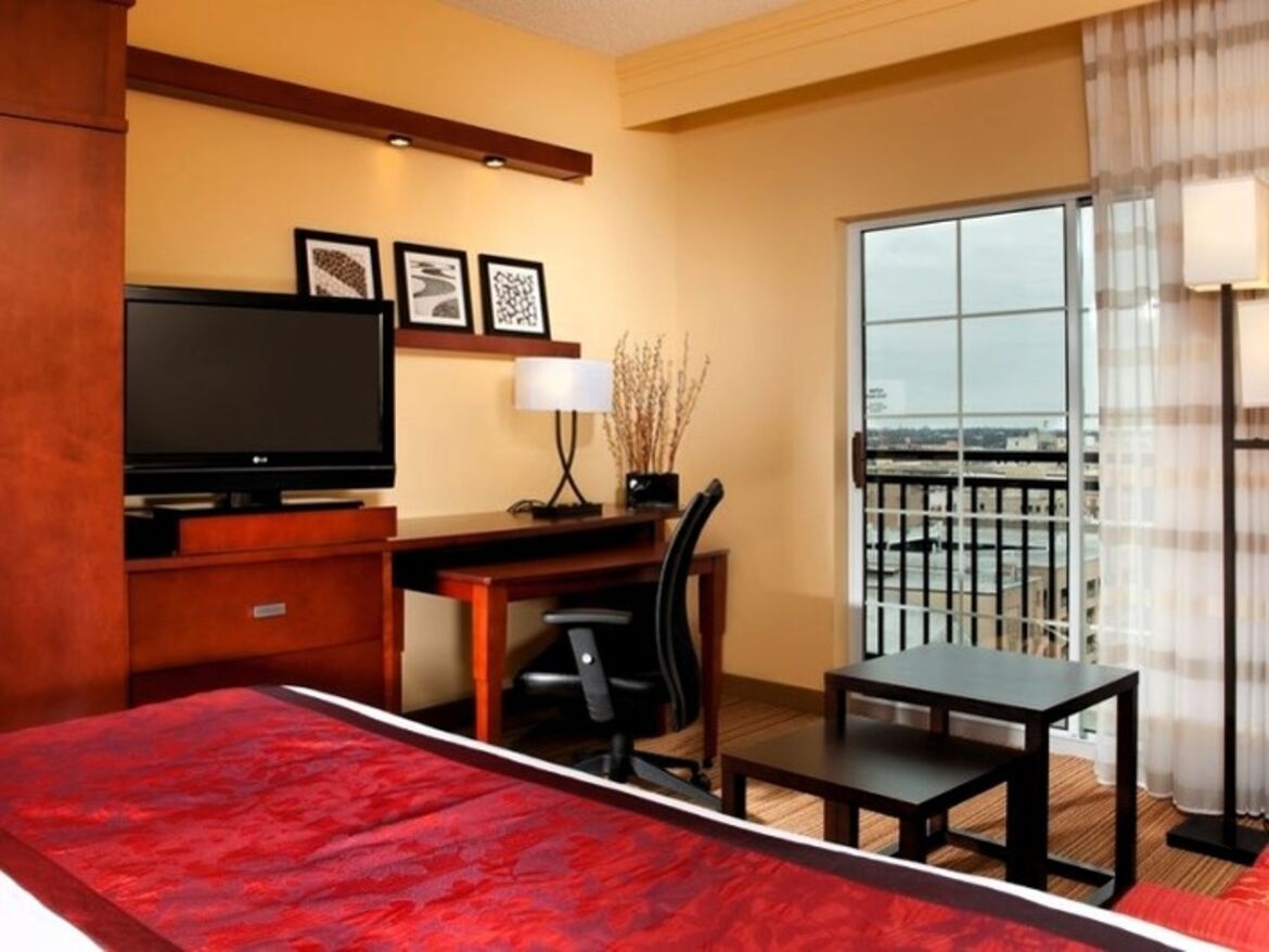 Zimmer mit King-Size-Bett und Balkon
