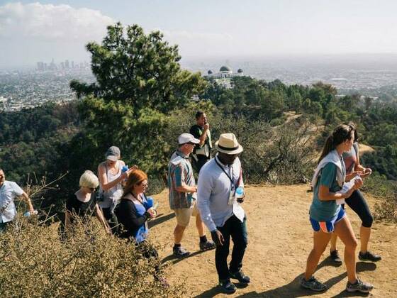 7 Hollywood Hills Hike - Griffith Observatorium und LA Skyline im Hintergrund